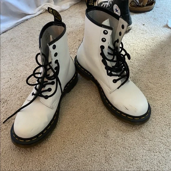 Dr Martens! Great condition! Small blemish - Picture 2 of 7